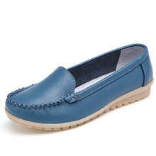 Load image into Gallery viewer, 2019 Breathable Women Flats Shoes Genuine Leather Summer Ladies Shoes Slip on Casual Platform Women Loafers Balck Big Size